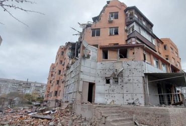 Пошкоджені будинки й теплотраса: ворог вночі завдав ракетного удару по Миколаєву (фото)