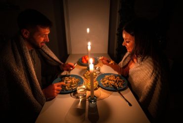 Відключення не за графіком: як нам навчитися жити без світла