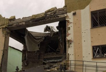 Військові РФ завдали ракетний удар по Куп'янську: серйозно пошкоджено адмінбудівлю (фото)