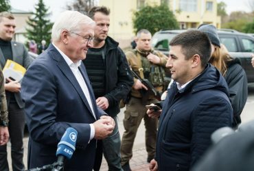 Президент Німеччини Штайнмаєр під час візиту до України провів годину в укритті (фото, відео)