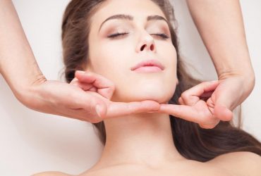 Кут молодості: чому підборіддя старить жінку і як з цим боротися після 40