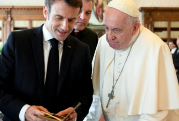 Макрон подарував Папі Римському цінну книгу, яка могла бути викраденою зі Львова (фото)