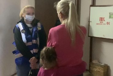 В Киеве 5-летняя девочка жила в квартире с 10 собаками, которых не выгуливали (фото)