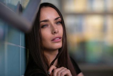 Меган Фокс нервно курит: Ксения Мишина в мини-платье свела сеть с ума