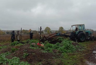 На Харківщині знайшли масове поховання українських військових (фото)