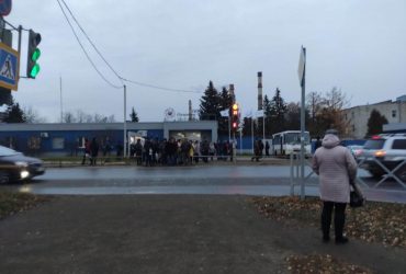 На заводі в РФ влаштували облаву на призовників: чоловіків відловлювали на виході (відео)