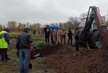 На Харьковщине нашли еще одно массовое захоронение - россияне сравняли его танками (фото)