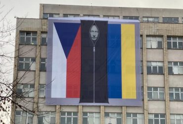 На будівлі МВС Чехії з'явився банер із Путіним у мішку для трупів