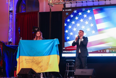 A flag with the autographs of Zelensky and Zaluzhny was sold at an auction in Chicago (photo)