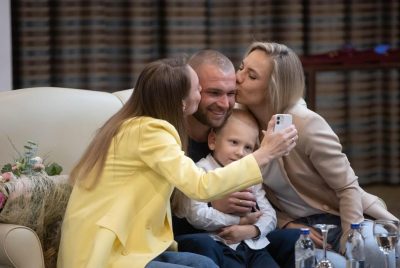 Фото Звільнені з полону командири з ''Азовсталі'', які перебувають у Туреччині, зустрілися зі своїми родинами 03 жовтня 2022