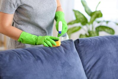 Очистить диван от пятен и запаха