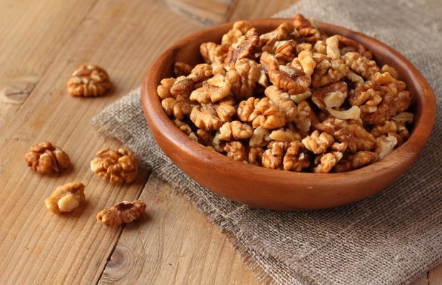 Чи можна зберігати в холодильнику волоські горіхи: як уберегти продукт від псування
