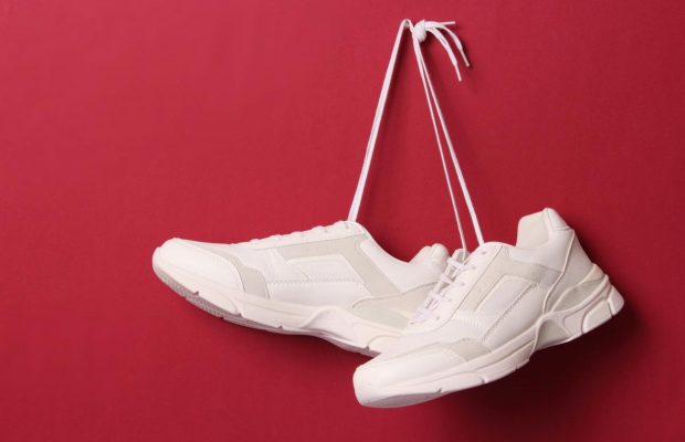 Любителям светлой обуви: как почистить белые кроссовки от грязи и желтизны