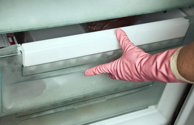Как растопить лёд в морозилке и чем ее мыть: полезные лайфхаки