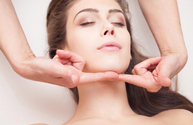 Кут молодості: чому підборіддя старить жінку і як з цим боротися після 40