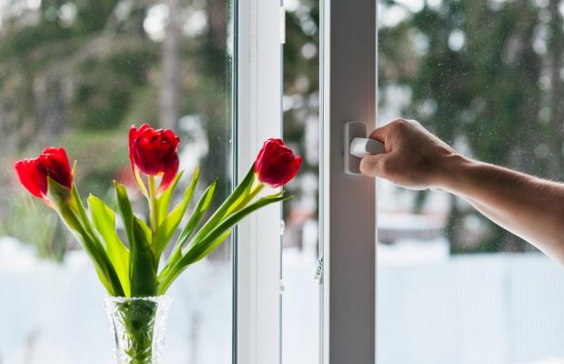 Что делать, если дует из окна: быстрое решение проблемы