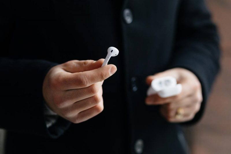 Как отличить оригинальные AirPods по кейсу: самый простой способ / фото depositphotos.com Как отличить оригинальные AirPods по кейсу: самый простой способ / фото depositphotos.com