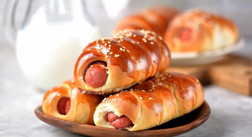 Як приготувати сосиски в тісті вдома: найвдаліший рецепт