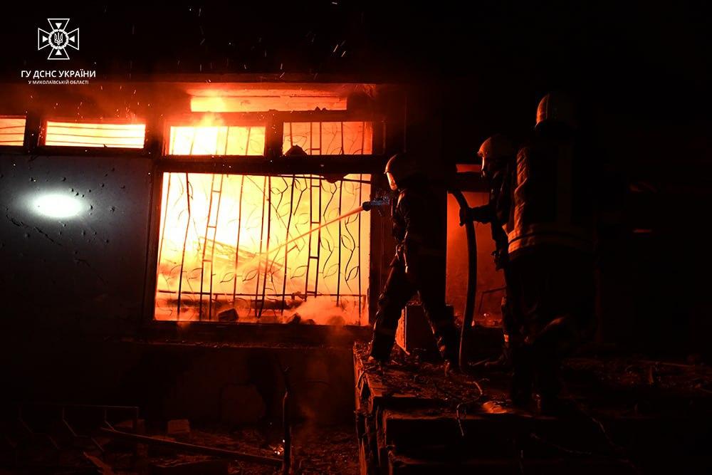 Росіяни обстріляли Миколаїв ракетами С-300 / фото ДСНС Росіяни обстріляли Миколаїв ракетами С-300 / фото ДСНС