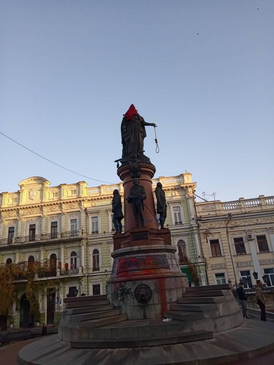 В Одессе на статую Екатерины II надели колпак палача / фото facebook.com/demianganul В Одессе на статую Екатерины II надели колпак палача / фото facebook.com/demianganul