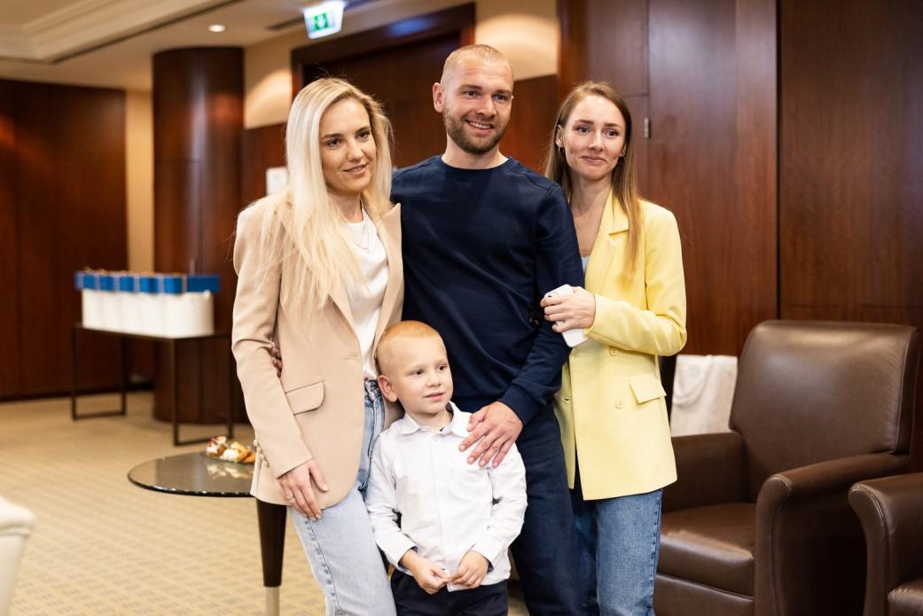 Сергій Волинській із родиною в Туреччині / фото ОПУ Сергій Волинській із родиною в Туреччині / фото ОПУ
