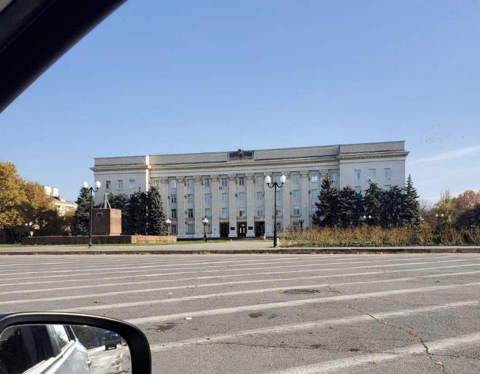 З Херсонської ОДА зняли російську ганчірку / фото t.me/SobolevskyiYurii З Херсонської ОДА зняли російську ганчірку / фото t.me/SobolevskyiYurii
