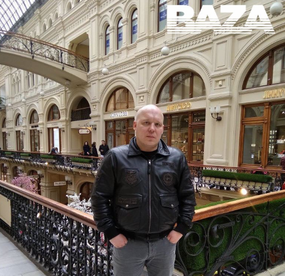Андрей Кузьмин в кафе "Полигон" после начала пожара выбил одну из дверей / фото t.me/bazabazon Андрей Кузьмин в кафе "Полигон" после начала пожара выбил одну из дверей / фото t.me/bazabazon