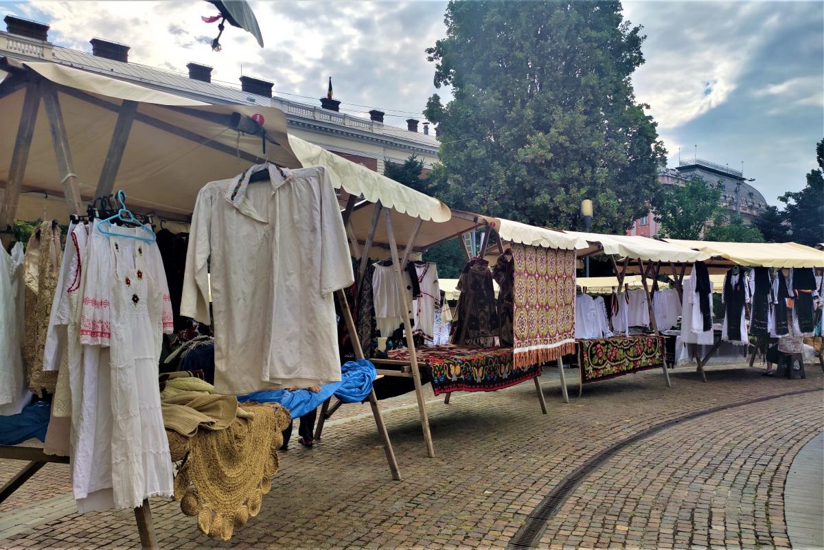 Румунські вишиванки дуже схожі на українські / фото Марина Григоренко Румунські вишиванки дуже схожі на українські / фото Марина Григоренко