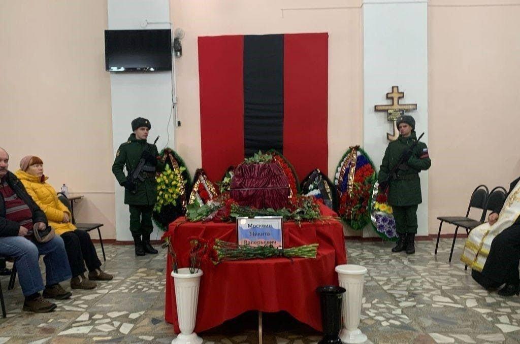В РФ поховали окупанта під прапор за мотивами "Правого сектору" / facebook.com/irakli.komaxidze В РФ поховали окупанта під прапор за мотивами "Правого сектору" / facebook.com/irakli.komaxidze
