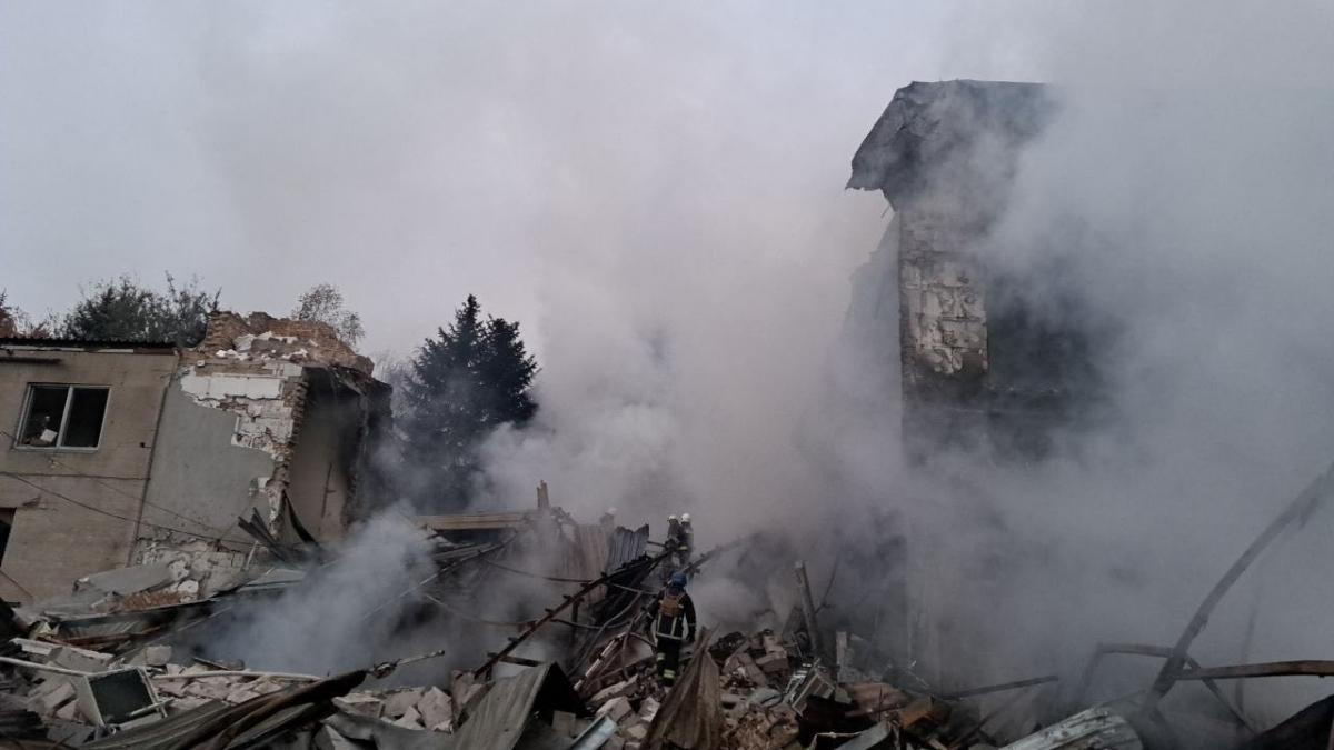 В результате ночной атаки на Запорожье было разрушено 2-этажное здание / фото t.me/starukhofficial