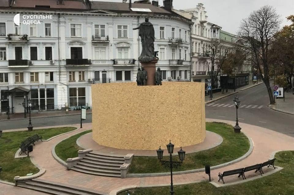 В Одессе вокруг памятника императрице Екатерине II поставили забор / фото общественное. Одесса