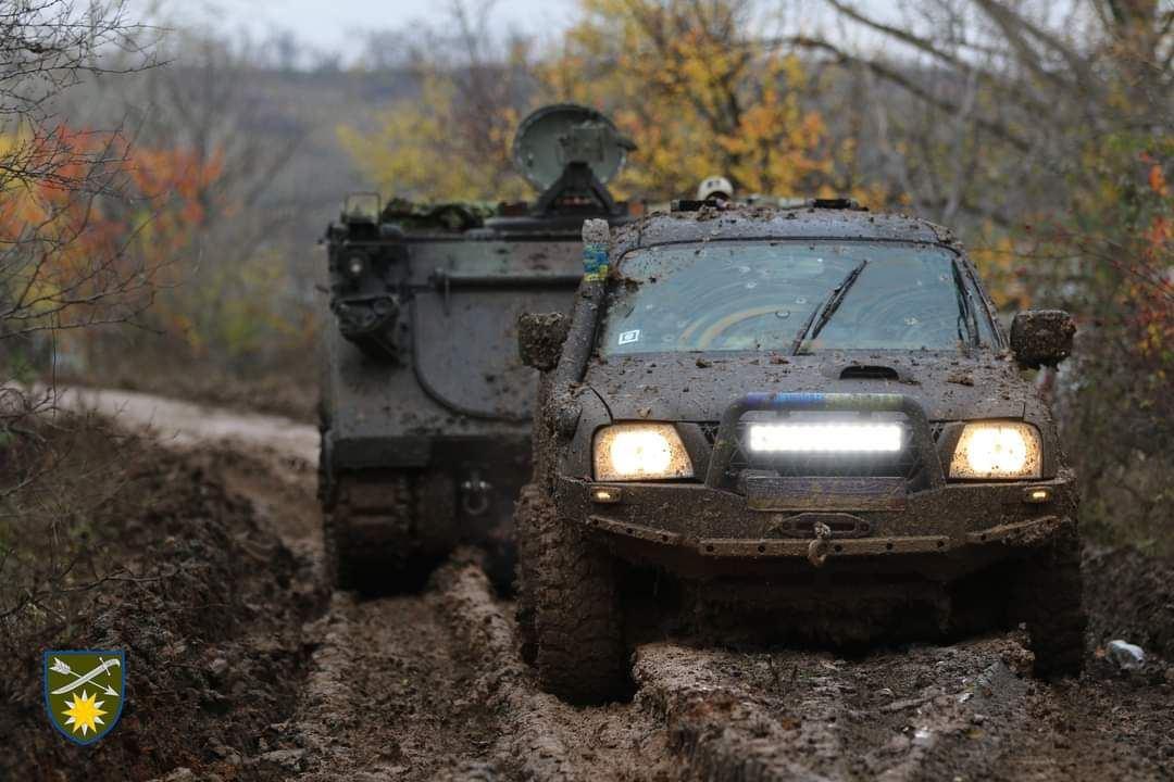 Фронтові дороги розмили дощі, волога в землі не дає можливості проїжджати колісною технікою / фото Ivan Kulekha Фронтові дороги розмили дощі, волога в землі не дає можливості проїжджати колісною технікою / фото Ivan Kulekha