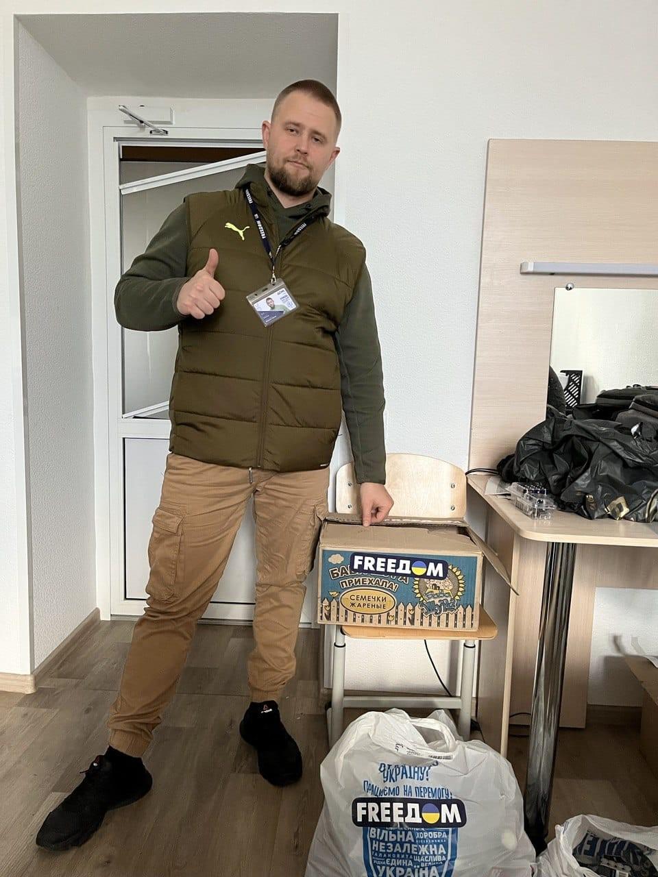 Артем Воронин, оператор телеканала FREEДОМ, доставил жителям Лимана свечи, фонарики и батарейки / фото uatv.ua Артем Воронин, оператор телеканала FREEДОМ, доставил жителям Лимана свечи, фонарики и батарейки / фото uatv.ua