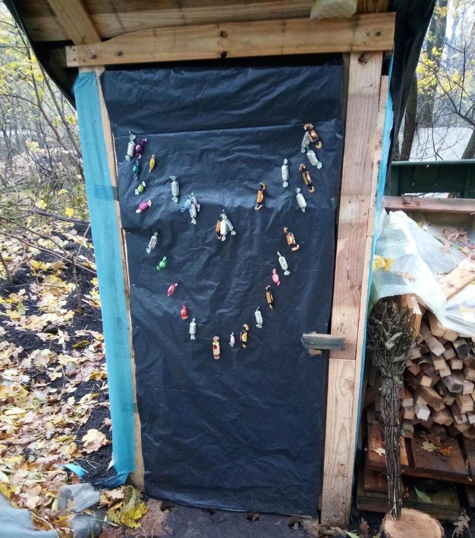 побратими на дверях бліндажа молодят зробили сердечко з цукерок / фото надані Мар'яном Лазановим побратими на дверях бліндажа молодят зробили сердечко з цукерок / фото надані Мар'яном Лазановим
