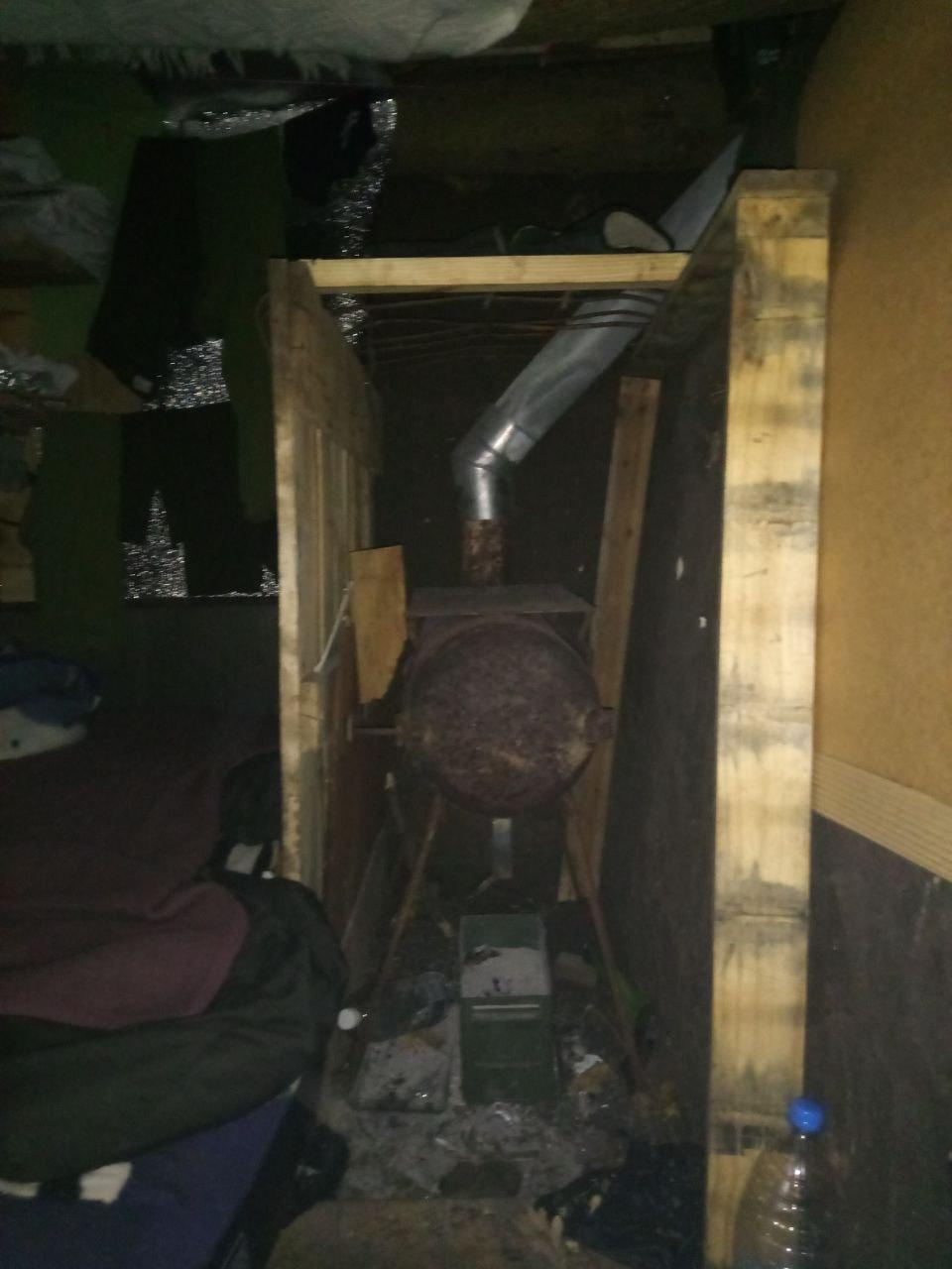 На фронті у пари є свій бліндаж з "буржуйкою" / фото надані Мар'яном Лазановим На фронті у пари є свій бліндаж з "буржуйкою" / фото надані Мар'яном Лазановим