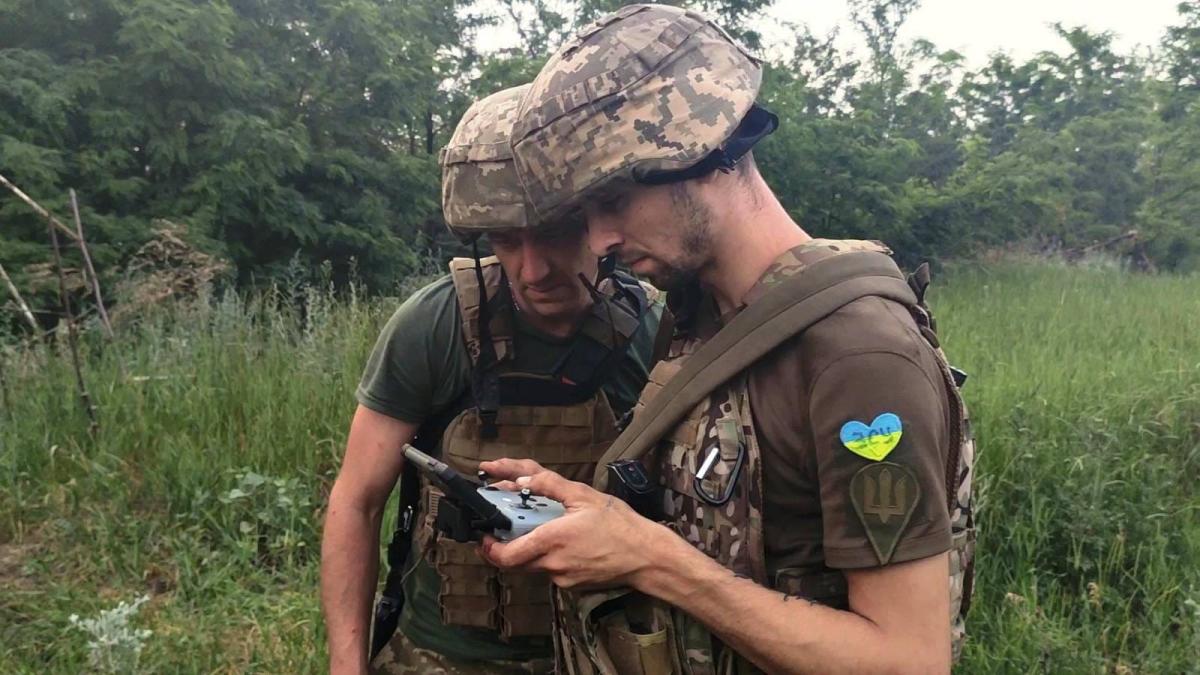 Николаевские десантники показали, как жгут вражескую технику / фото facebook.com/79AMBUA Николаевские десантники показали, как жгут вражескую технику / фото facebook.com/79AMBUA