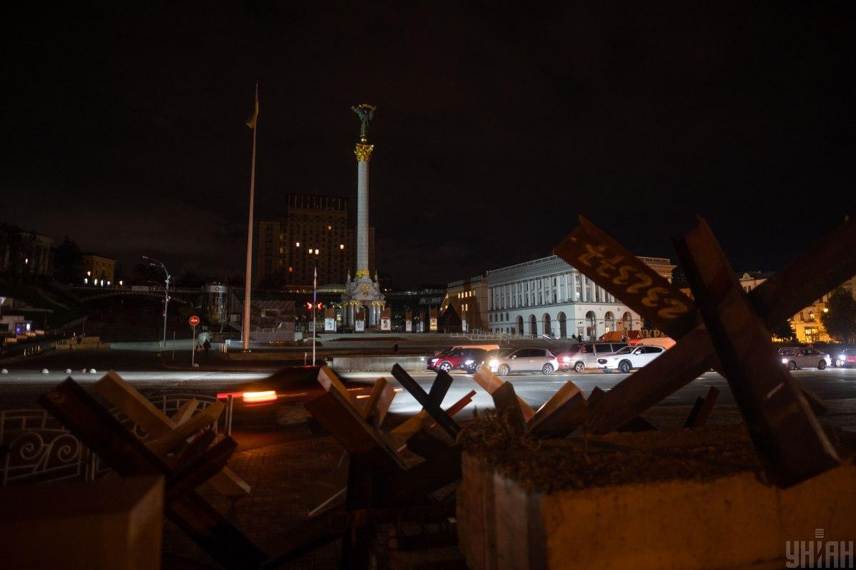 Українці вже понад місяць пристосовуються до життя без електрики / фото УНІАН