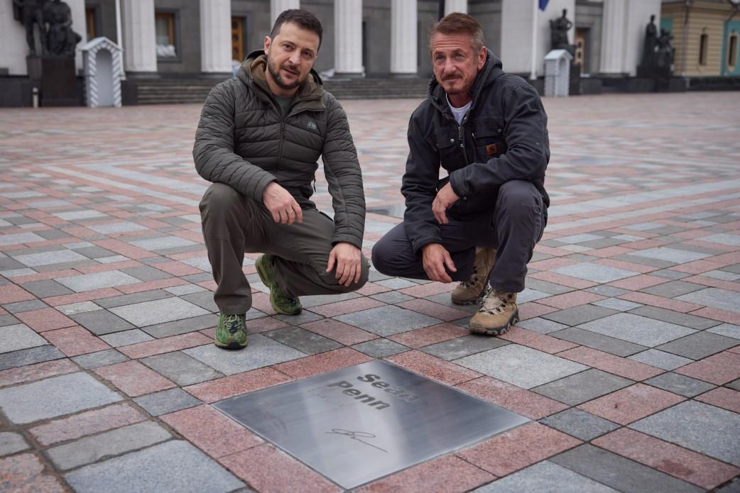Шон Пенн на встречу с Зеленским обул берцы с надписью 'Слава Украине' Шон Пенн на встречу с Зеленским обул берцы с надписью 'Слава Украине'