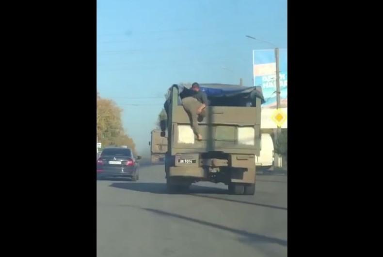 Оккупанты подрались под "патриотическим" баннером в Херсоне / скриншот Оккупанты подрались под "патриотическим" баннером в Херсоне / скриншот