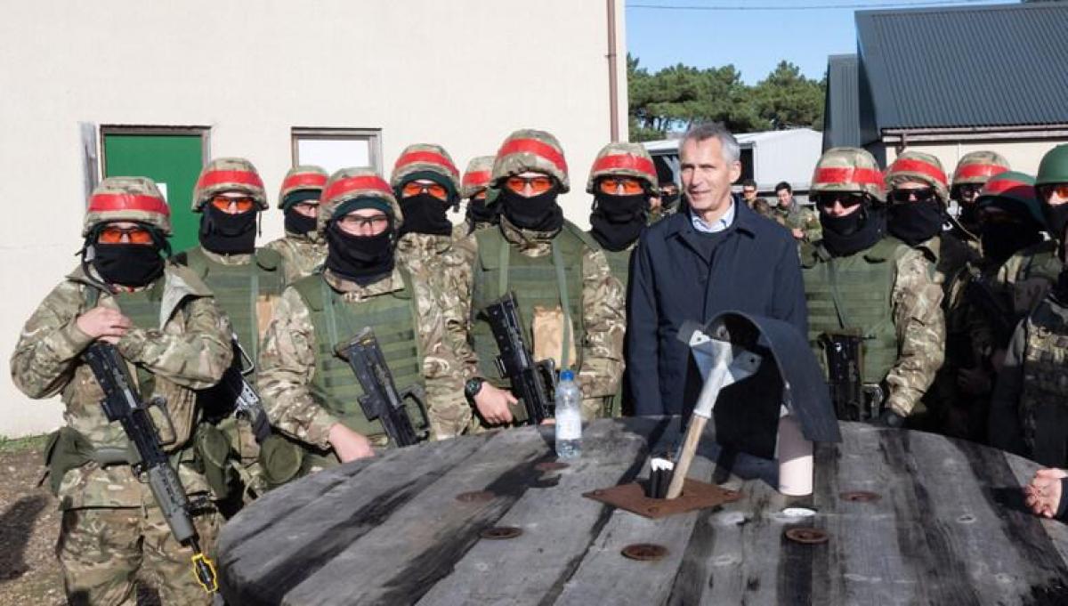 Столтенберг зустрівся з українськими військовими у місті Лідд / фото НАТО Столтенберг зустрівся з українськими військовими у місті Лідд / фото НАТО