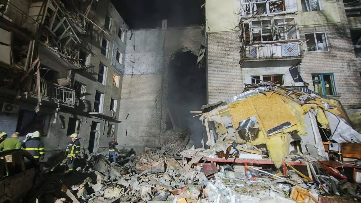 В Николаеве обнаружили уже семерых погибших в результате удара россиян / фото Александр Сенкевич В Николаеве обнаружили уже семерых погибших в результате удара россиян / фото Александр Сенкевич