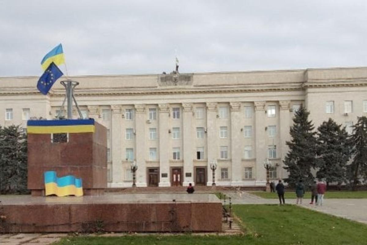 Флаг Украины в центре Херсона 11 ноября 2022 года / фото t.me/jurnko