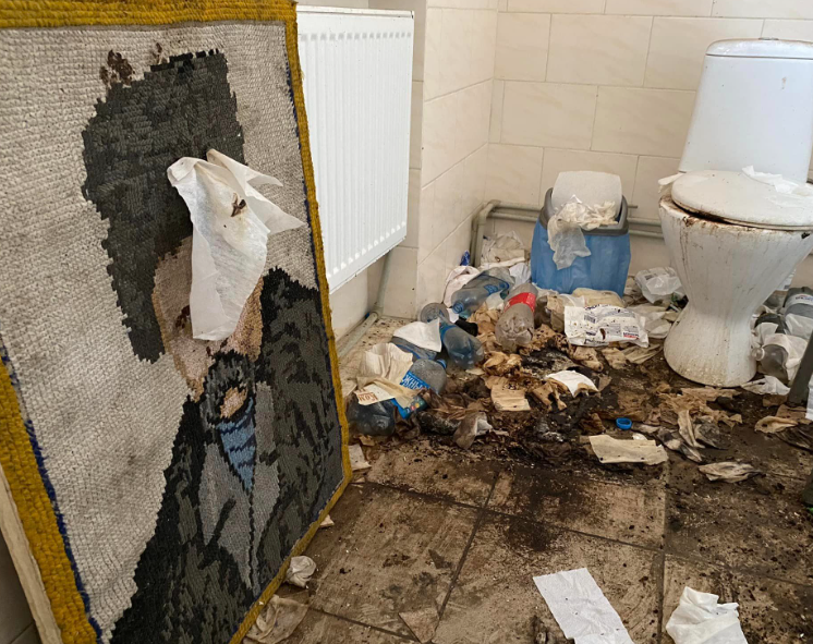 Супротивники в школі у Хрещенівці осквернили портрет Кобзаря / фото facebook.com/aleksander.babich Супротивники в школі у Хрещенівці осквернили портрет Кобзаря / фото facebook.com/aleksander.babich