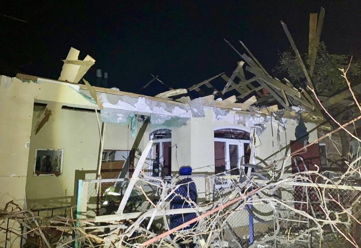 В Никополе повреждено более 40 жилых домов / фото t.me/dnipropetrovskaODA
