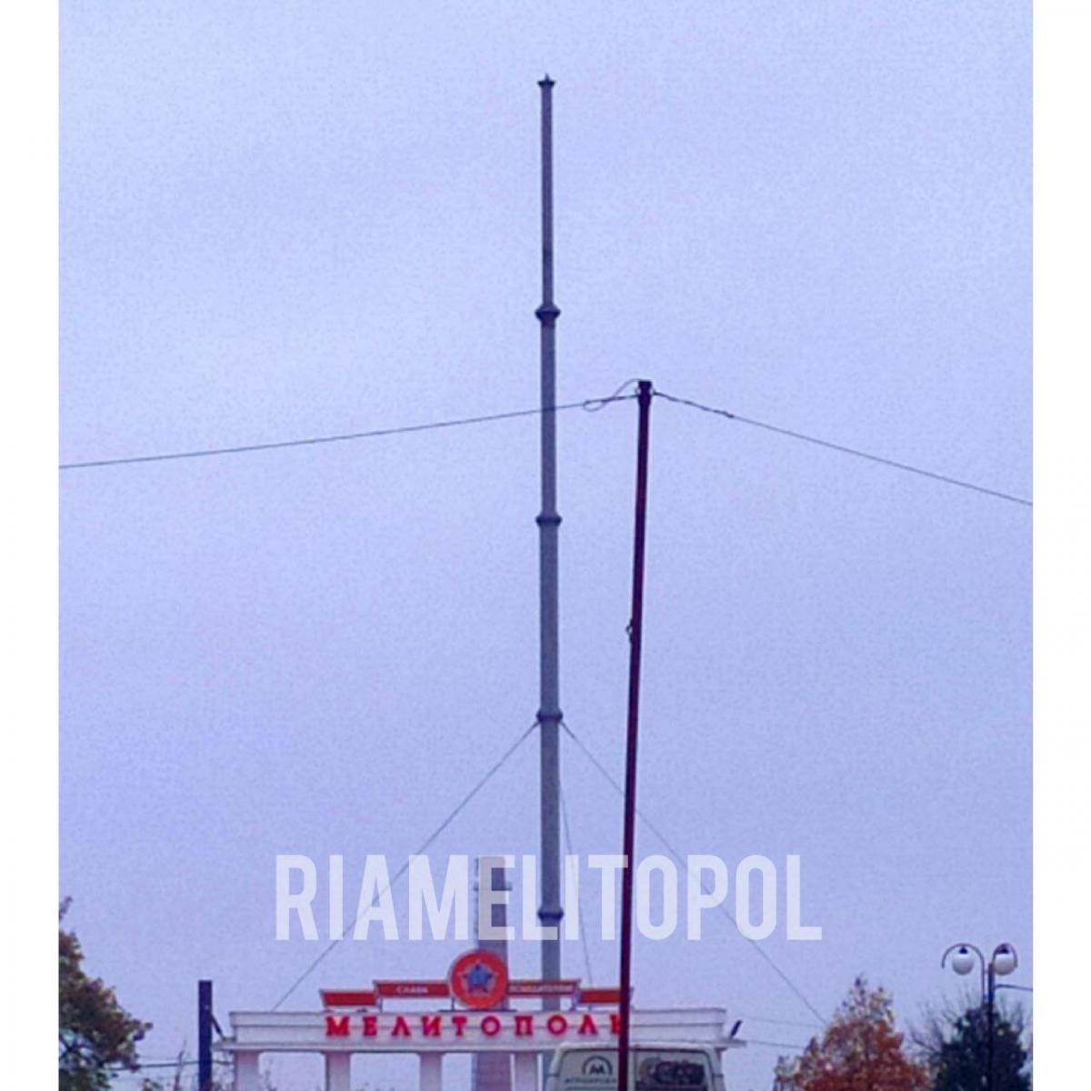 Росіяни зняли прапор з головної площі Мелітополя /t.me/riamelitopol Росіяни зняли прапор з головної площі Мелітополя /t.me/riamelitopol