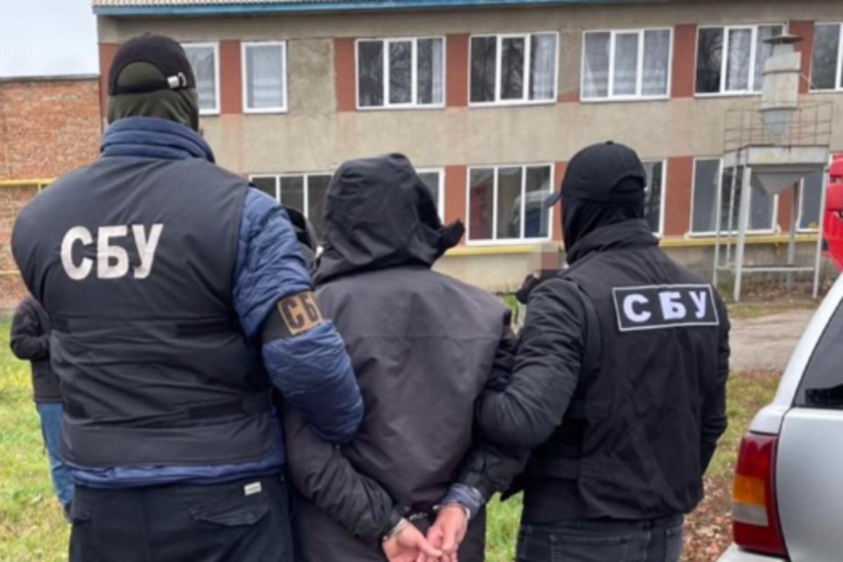 Співробітники СБУ затримали агента супротивника / фото facebook.com/SecurSerUkraine Співробітники СБУ затримали агента супротивника / фото facebook.com/SecurSerUkraine