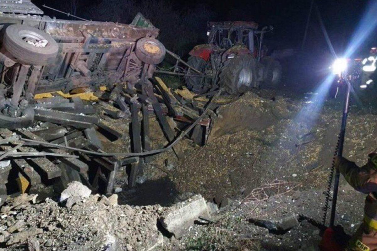 В селе Переводов вблизи границы упали две ракеты и попали в ферму / фото twitter.com/wolski_jaros