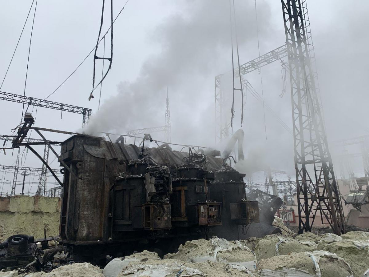 В Укренерго показали фото трансформатора, в який влучила російська ракета / фото t.me/Ukrenergo В Укренерго показали фото трансформатора, в який влучила російська ракета / фото t.me/Ukrenergo