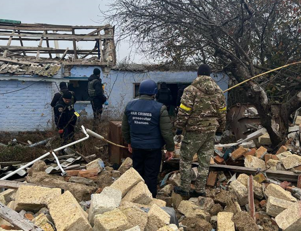 Слідчі фіксують злочини армії РФ на звільнених територіях / фото Херсонська обласна прокуратура Слідчі фіксують злочини армії РФ на звільнених територіях / фото Херсонська обласна прокуратура
