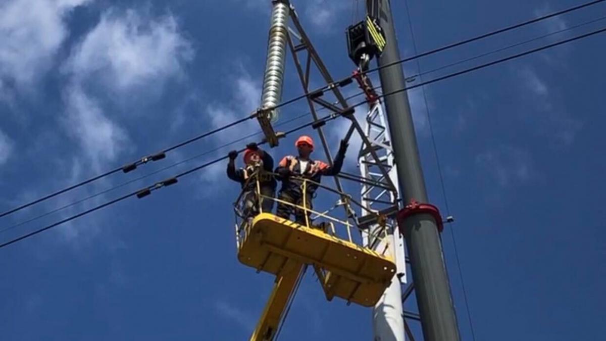 Украинские энергетики работают над восстановлением энергосетей / фото facebook.com/npcukrenergo